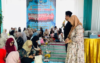 Keluarga Besar SMPN 2 Pandaan Gelar Halal Bihalal di Kediaman Kepala Sekolah